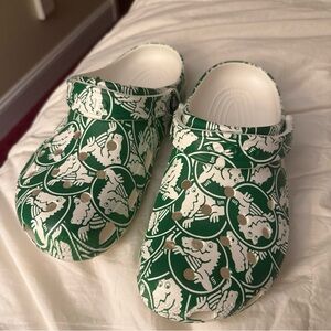CROCS Green & White Alligator, Pattern Clogs. Women’s size 8 good preowned